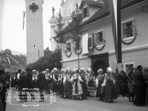 Narodne noše se zbirajo pred Maistrovo rojstno hišo ob odprtju spominske plošče leta 1938 -  F 1938 2 43 008