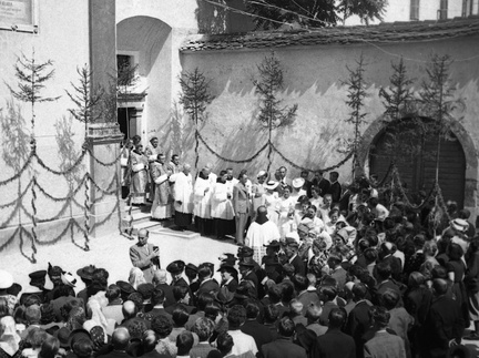 Narodne noše v sprevodu ob Novi maši patra Heybala - F 1939 1 7 010
