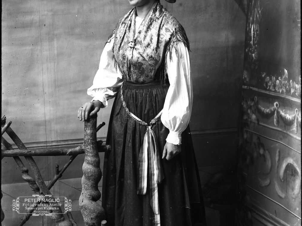 Portret narodne noše v Nagličevem ateljeju v Šmarci  leta 1910 - Naglic RA 457