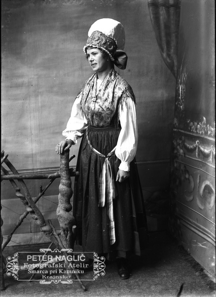 Portret narodne noše v Nagličevem ateljeju v Šmarci, leta 1910 Naglic_RA_457.jpg