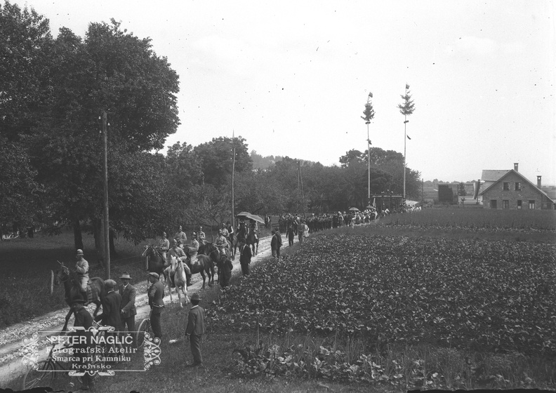 Slavnostni sprevod se iz Šmarce pomika proti gasilskemu domu na Duplici.Naglic260.jpg