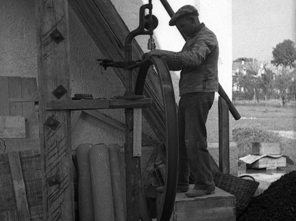 Humar Karel pri vrtalnem stroju leta 1938 - F 1938 2 37 014