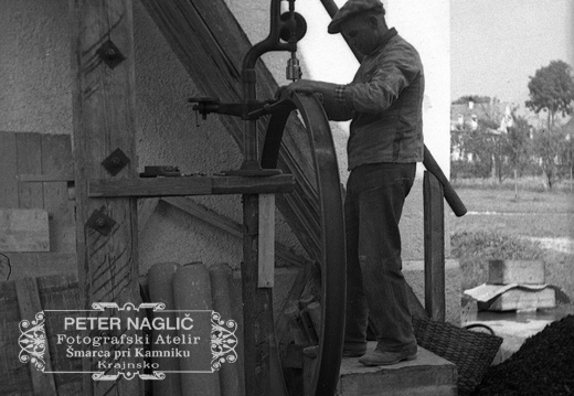 Humar Karel pri vrtalnem stroju leta 1938 - F 1938 2 37 014