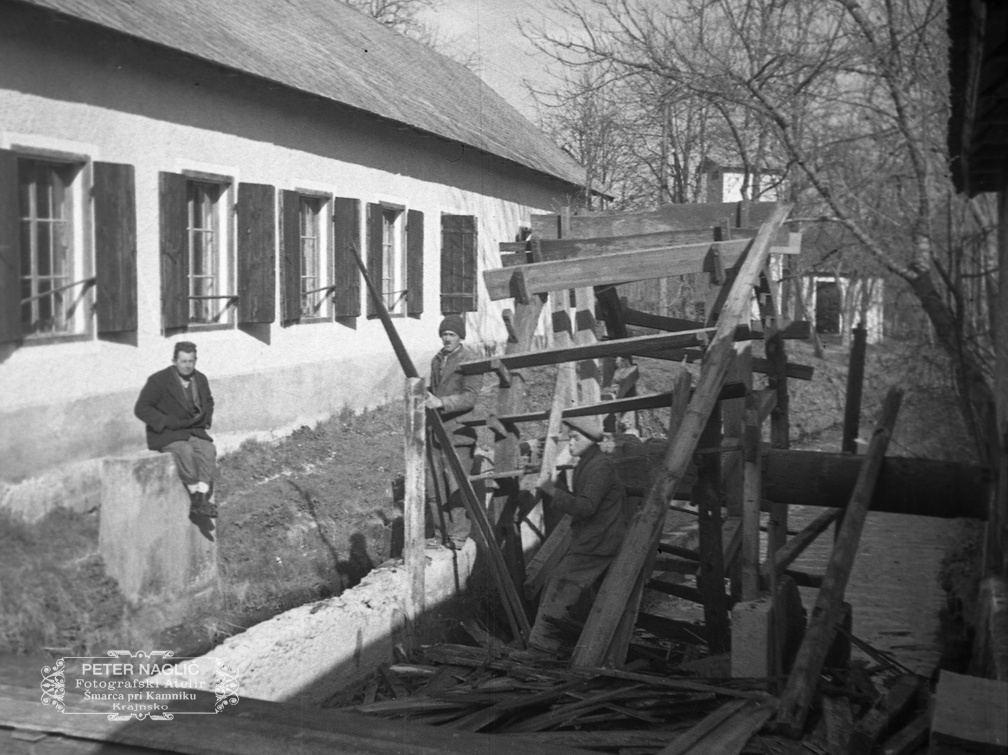 Odstranjevanje starega mlinskega kolesa pri nekdanji Jermanovi kovačiji leta 1938 - F 1938 1 4 012