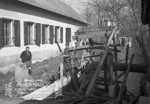 Odstranjevanje starega mlinskega kolesa pri nekdanji Jermanovi kovačiji leta 1938 - F 1938 1 4 012