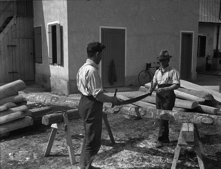 Ročno žaganje hlodovine leta 1932 - F_1932_4_9_003.jpg