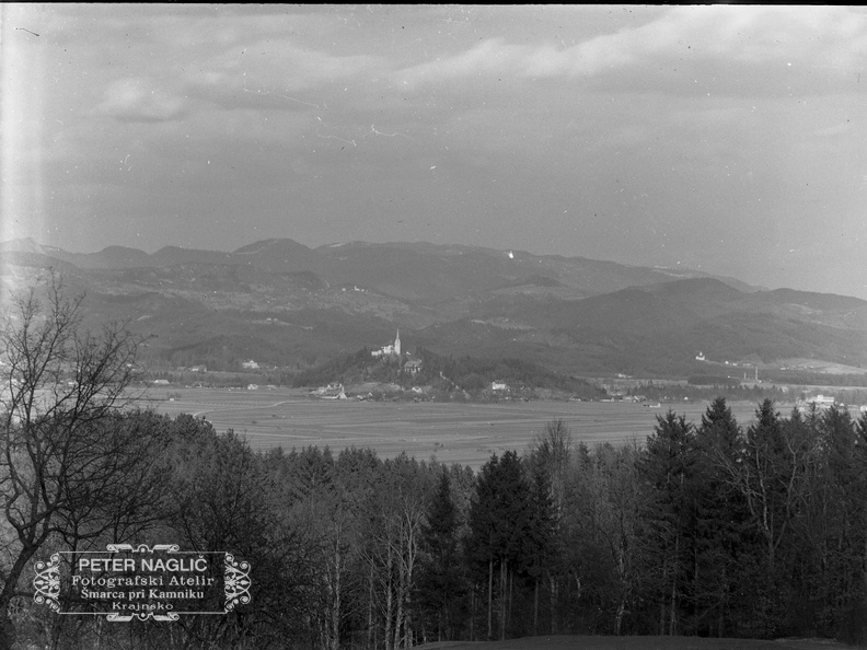 Pogled na Homški hrib z Mengeške Gobavice leta 1930 - Naglic RA 658