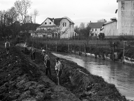 Začetek ureditve struge nad mostom leta 1927 - Naglic001
