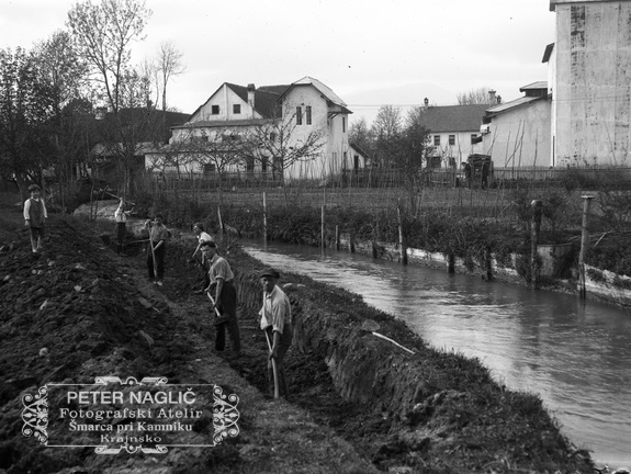 Začetek ureditve struge nad mostom leta 1927 - Naglic001