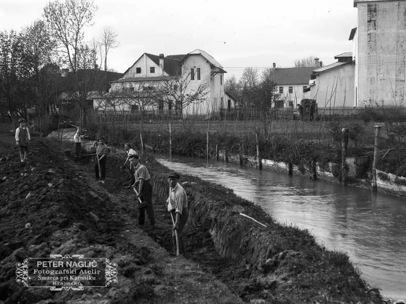 Začetek ureditve struge nad mostom leta 1927 - Naglic001