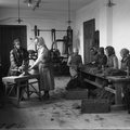 Ženske pri delu v drugi sobi, priprava žime, Loboda in Vidmar strižeta, leta 1927 - Naglic012