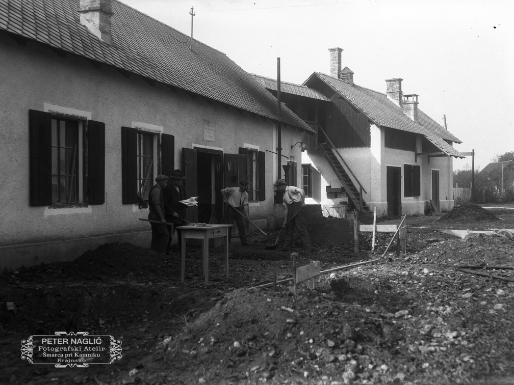 Začetek izkopa za izgradnjo turbinske hiše leta 1926 - Naglic014