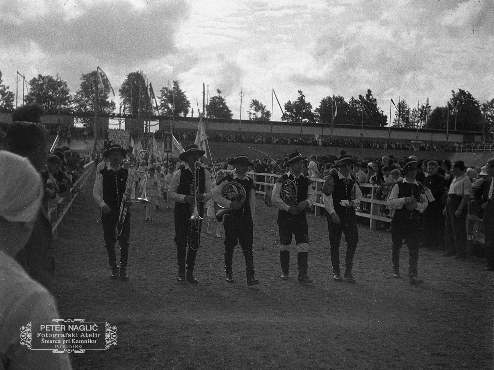 Glasbeniki v narodnih nošah med evharističnem slavjem za Bežigradom leta 1935 - F 1935 40 5 010