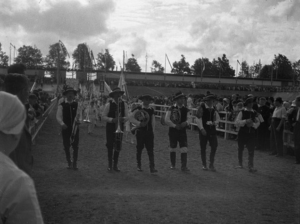 Glasbeniki v narodnih nošah med evharističnem slavjem za Bežigradom leta 1935 - F 1935 40 5 010