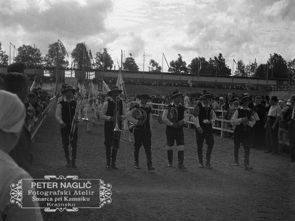 Glasbeniki v narodnih nošah med evharističnem slavjem za Bežigradom leta 1935 - F 1935 40 5 010