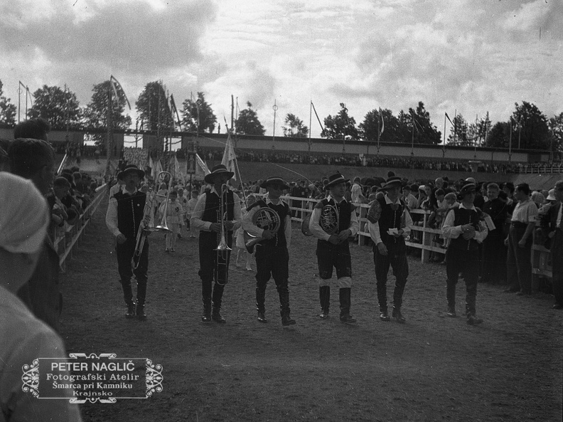 Glasbeniki v narodnih nošah med evharističnem slavjem za Bežigradom leta 1935 - F 1935 40 5 010