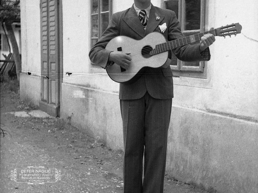 Jereb Janko iz Šmarce s kitaro leta 1940 - F 1940 1 8 016