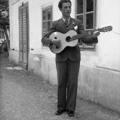 Jereb Janko iz Šmarce s kitaro leta 1940 - F 1940 1 8 016