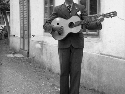 Jereb Janko iz Šmarce s kitaro leta 1940 - F 1940 1 8 016