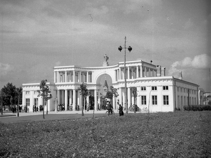 Plečnikove Žale na dan odprtja in blagoslova 1. julija 1940 - F 1940 1 11 008