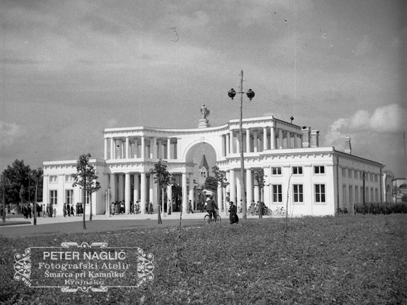 Plečnikove Žale na dan odprtja in blagoslova 1. julija 1940 - F 1940 1 11 008