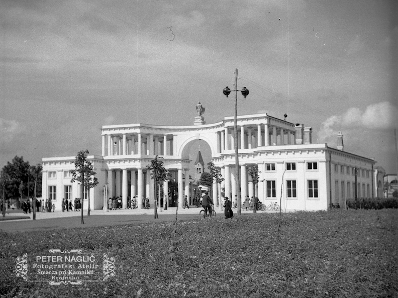 Plečnikove Žale na dan odprtja in blagoslova 1. julija 1940 - F 1940 1 11 008