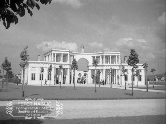 Plečnikove Žale na dan odprtja in blagoslova 1. julija 1940 - F 1940 1 11 010