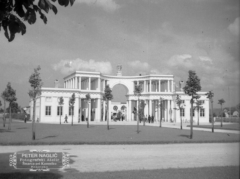Plečnikove Žale na dan odprtja in blagoslova 1. julija 1940 - F 1940 1 11 010