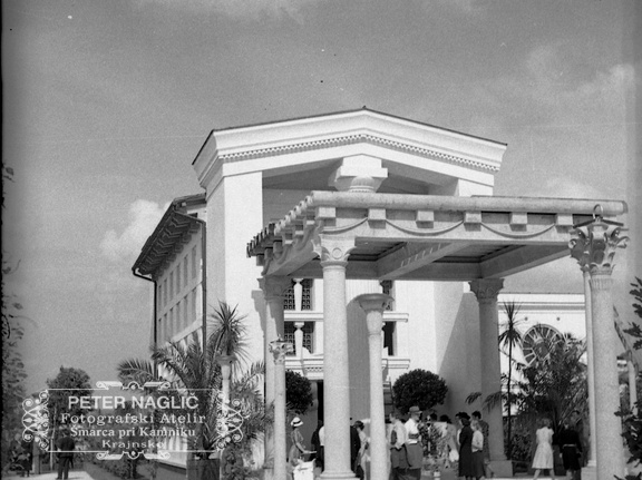 Plečnikove Žale na dan odprtja in blagoslova 1. julija 1940 - F 1940 1 11 011