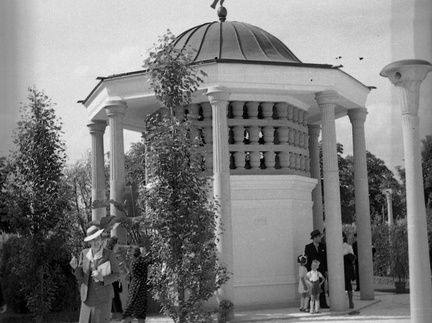 Plečnikove Žale na dan odprtja in blagoslova 1. julija 1940 - F 1940 1 11 012