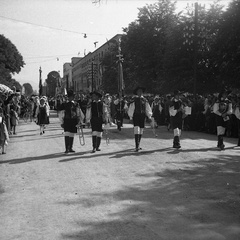 Godba v narodni noši med mimohodom ob Kongresu Kristusa Kralja leta 1939 - FF 1939 1 19 015