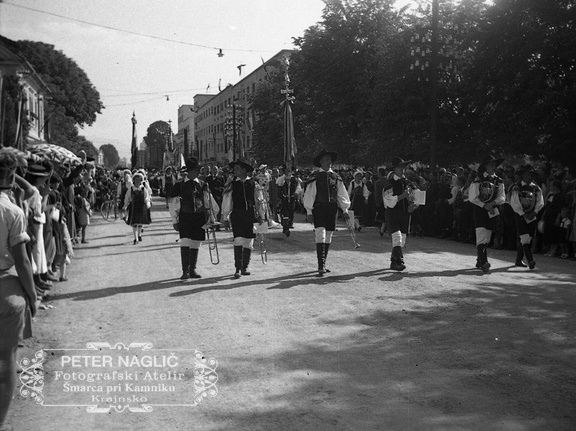 Godba v narodni noši med mimohodom ob Kongresu Kristusa Kralja leta 1939 - FF 1939 1 19 015