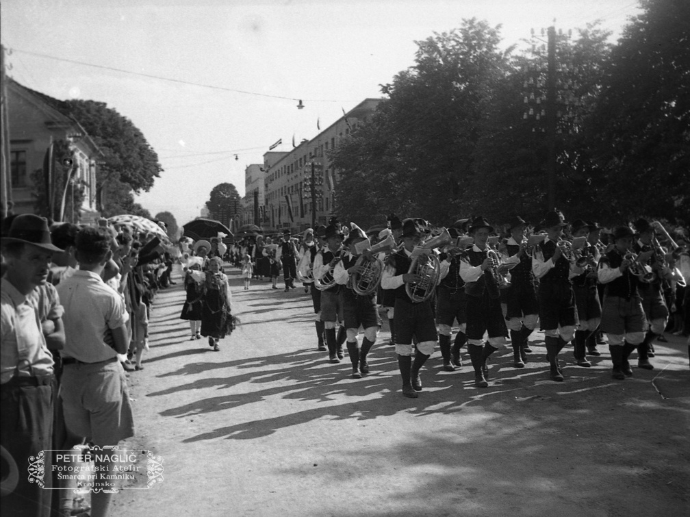 Godba v narodni noši med mimohodom ob Kongresu Kristusa Kralja leta 1939 - F 1939 1 19 017