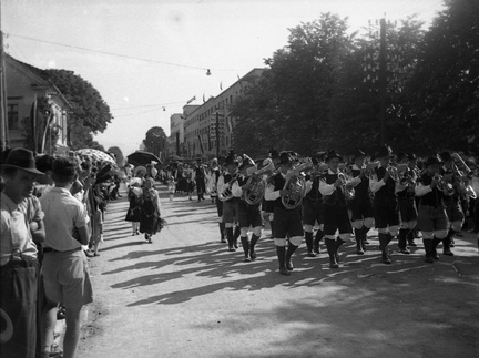 Godba v narodni noši med mimohodom ob Kongresu Kristusa Kralja leta 1939 - F 1939 1 19 017