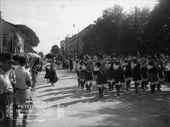 Godba v narodni noši med mimohodom ob Kongresu Kristusa Kralja leta 1939 - F 1939 1 19 017