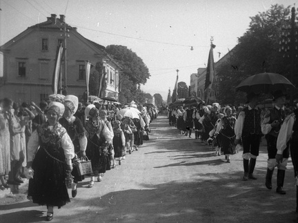Narodne noše v sprevodu ob Kongresu Kristusa Kralja leta 1939 - F 1939 1 16 001