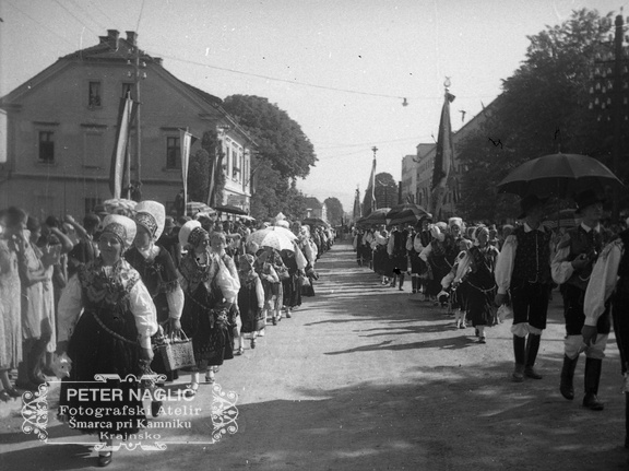Narodne noše v sprevodu ob Kongresu Kristusa Kralja leta 1939 - F 1939 1 16 001