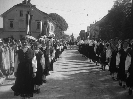 Narodne noše v sprevodu ob Kongresu Kristusa Kralja v Ljubljani  leta 1939 - F 1939 1 16 002