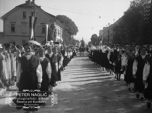 Narodne noše v sprevodu ob Kongresu Kristusa Kralja v Ljubljani  leta 1939 - F 1939 1 16 002