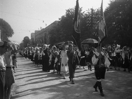 Narodne noše v sprevodu ob Kongresu Kristusa Kralja v Ljubljani leta 1939 - F 1939 1 16 003