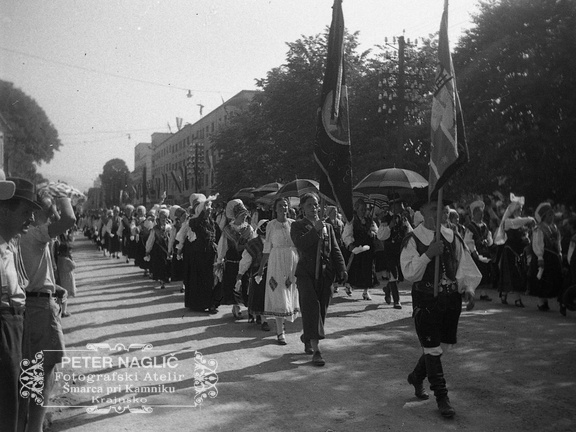 Narodne noše v sprevodu ob Kongresu Kristusa Kralja v Ljubljani leta 1939 - F 1939 1 16 003