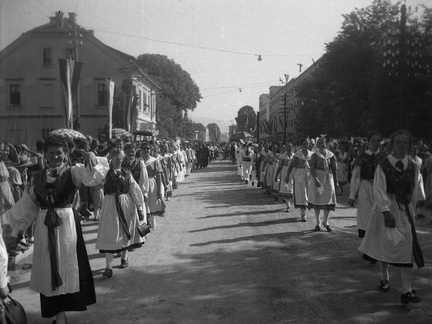 Narodne noše v sprevodu ob Kongresu Kristusa Kralja v Ljubljani leta 1939 - F 1939 1 16 004