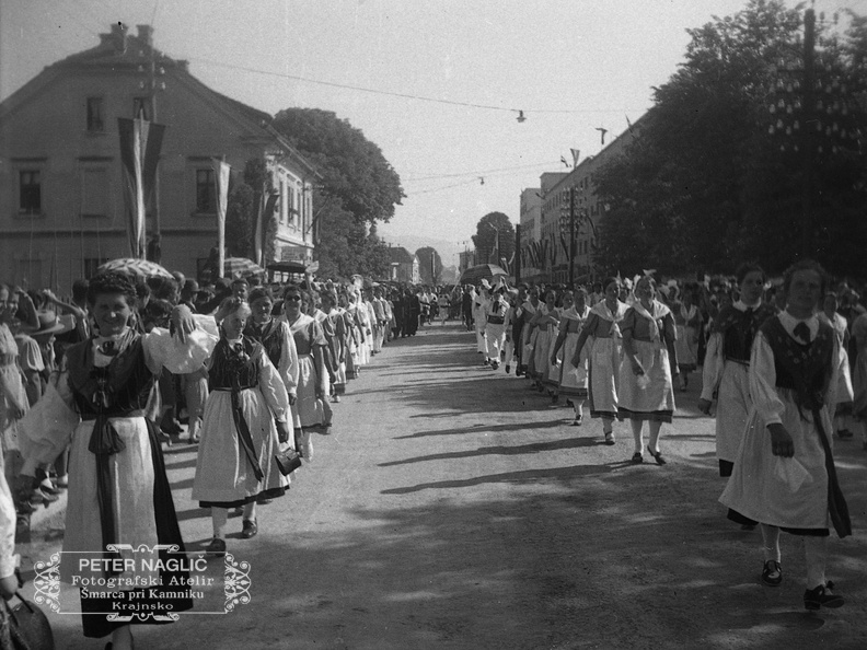 Narodne noše v sprevodu ob Kongresu Kristusa Kralja v Ljubljani leta 1939 - F 1939 1 16 004