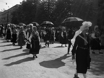 Narodne noše v sprevodu ob Kongresu Kristusa Kralja v Ljubljani leta 1939 - F 1939 1 19 003