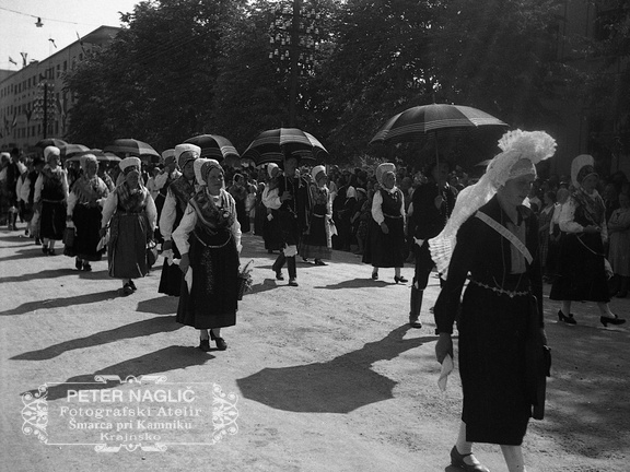 Narodne noše v sprevodu ob Kongresu Kristusa Kralja v Ljubljani leta 1939 - F 1939 1 19 003