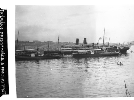 Tržaško pristanišče s parniki ob odhodu v Sveto deželo leta 1910 - Jeruzalem007