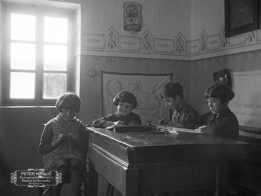 Nagličevi otroci za mizo leta 1933 - F 1933 1 5 003