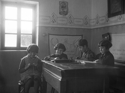 Nagličevi otroci za mizo leta 1933 - F 1933 1 5 003