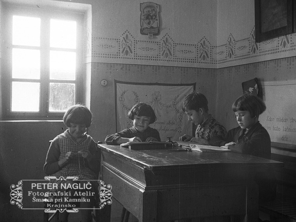 Nagličevi otroci za mizo leta 1933 - F 1933 1 5 003