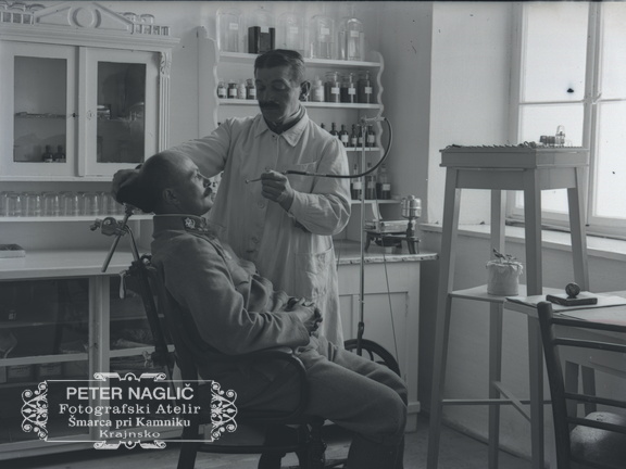 Zobotehnik g. Bajc pri delu - 59 838